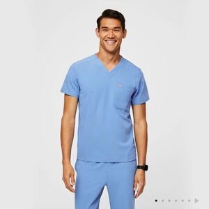 Leon Three Pocket Scrub Top